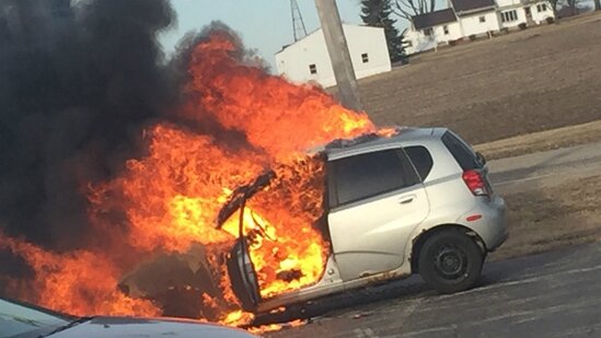 DƏHŞƏT! Hərəkətdə olan avtomobil alışıb yandı - VİDEO