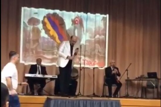 Eyyub Yaqubov Laçının işğal günü erməni bayrağı ilə konsert veri ...