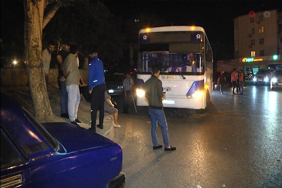 Bakıda AĞIR QƏZA: Avtobus avtomobillə toqquşdu - Mübahisə düşdü - VİDEO