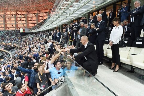 İlham Əliyev stadionda azarkeşlərlə görüşdü - FOTO