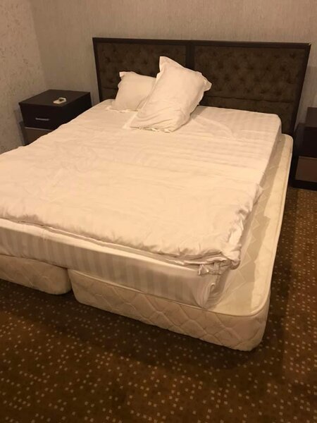 Azərbaycanda məşhur oteldə biabırçılıq - Çarpayı əvəzinə... - FOTO