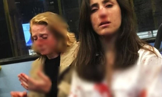 4 oğlan avtobusda lesbiyan qızları döydü, öpüşməyə məcbur etdi - VİDEO