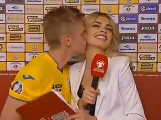 Ukraynalı futbolçu jurnalisti öpdü - VİDEO