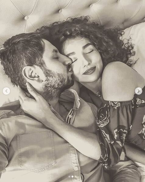 Azərbaycanlı aktrisanın yataqda əri ilə öpüşərkən çəkilmiş görüntüləri yayıldı - FOTO
