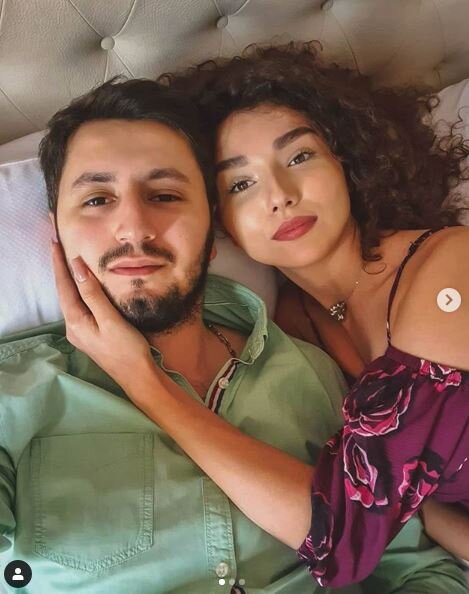 Azərbaycanlı aktrisanın yataqda əri ilə öpüşərkən çəkilmiş görüntüləri yayıldı - FOTO