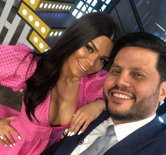 Aysun geyimi ilə Zauru efirdə çətin vəziyyətə saldı: "Ay qız balacalar baxır" - VİDEO