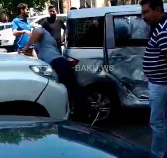 Bakıda universitet qarşısında QƏZA: Taksi 