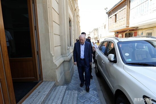 Ayaz Mütəllibov həyat yoldaşının yasında hönkür-hönkür ağladı - FOTO