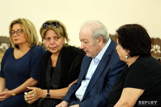 Ayaz Mütəllibov həyat yoldaşının yasında hönkür-hönkür ağladı - FOTO