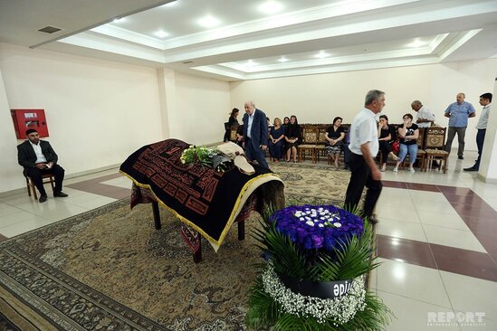 Ayaz Mütəllibov həyat yoldaşının yasında hönkür-hönkür ağladı - FOTO