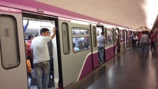 Bakı metrosunda TƏHLÜKƏLİ ANLAR – Yeni qatarın qapıları açılmadı, sərnişinlər TƏŞVİŞ YAŞADI
