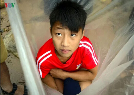 ÜRƏKPARÇALAYAN GÖRÜNTÜ: Uşaqları sellofan paketlərə büküb çaya atırlar - FOTOLAR