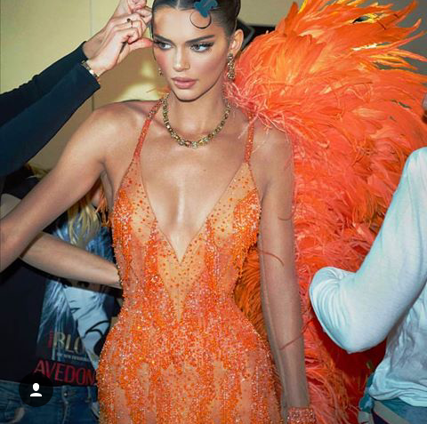 Məşhur model türk fotoqrafı üçün lüt poz verdi - FOTO