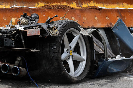 Gömrükdə 306 min dollarlıq "Ferrari" buldozerlə PARÇALANDI - FOTO