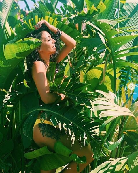 Rəqqasə Rəna sarı çimərlik geyimində OLAY yaratdı – FOTO