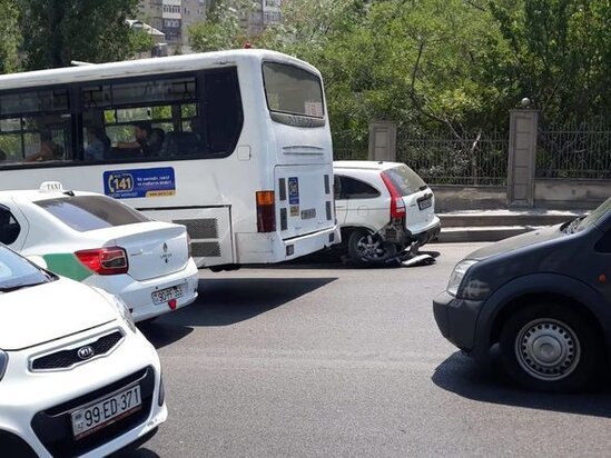 Bakıda avtobus QƏZASI: Sürücü ÖLDÜ - FOTO