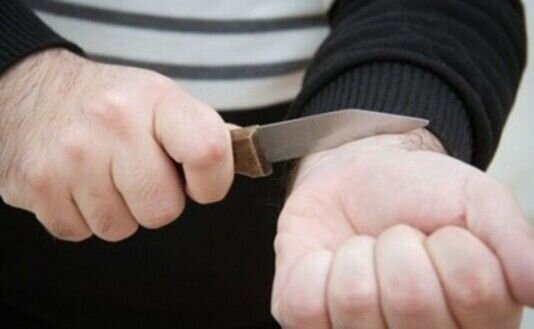 Azərbaycanda DƏHŞƏT: 77 yaşlı kişi özünü doğradı