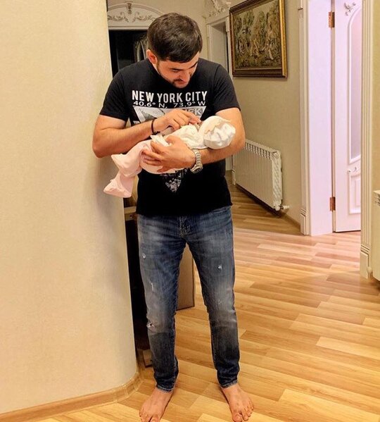 Yaşar yeni doğulan qızı ilə - FOTO