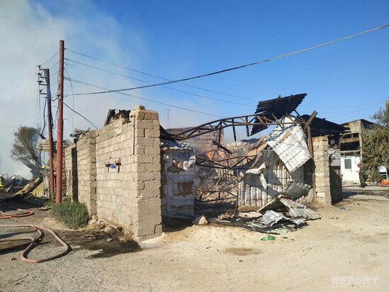 Bakıda yanan taxta bazarında iki nəfər xəsarət alıb- VİDEO