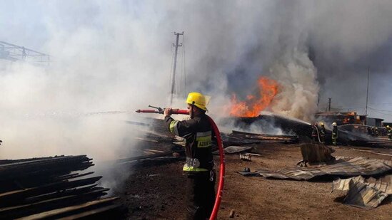 Bakıda yanan taxta bazarında iki nəfər xəsarət alıb- VİDEO