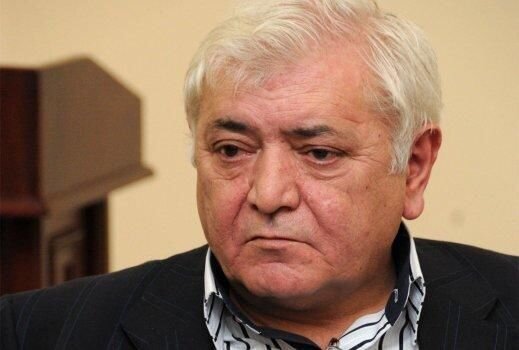 Deputatla yazarın Həcc polemikası: "Neyləsin ki, qonşusu acdır?" - FOTO