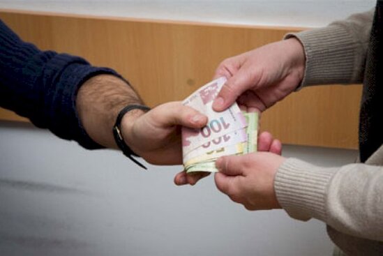 Azərbaycanda "polis" alimin pullarını aldı