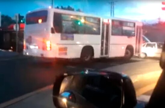 92 saylı avtobusun sürücüsündən kobud qayda pozuntusu - VİDEO