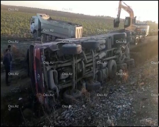 Hərəkətdə olan yük maşınının təkəri çıxdı: sürücü xəstəxanalıq oldu - FOTO