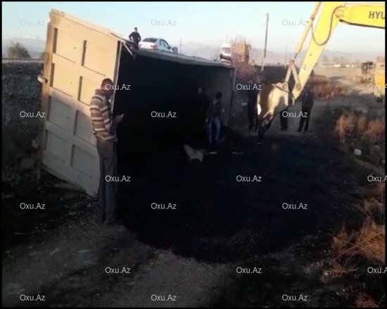 Hərəkətdə olan yük maşınının təkəri çıxdı: sürücü xəstəxanalıq oldu - FOTO
