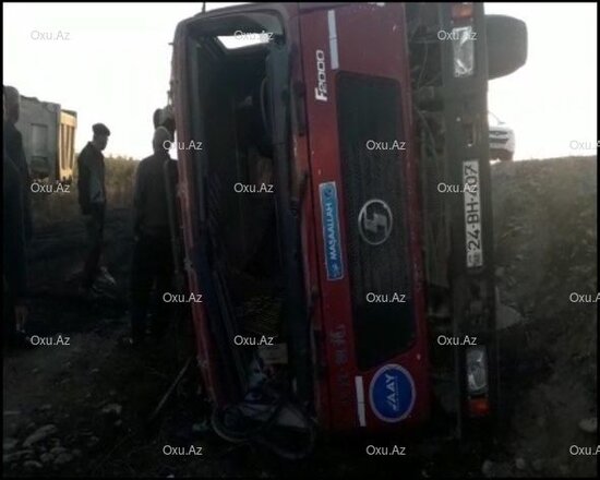 Hərəkətdə olan yük maşınının təkəri çıxdı: sürücü xəstəxanalıq oldu - FOTO