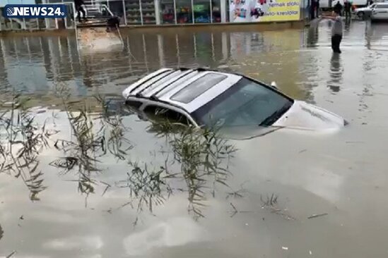 Bakıda inanılmaz hadisə - "Lexus" tamamilə suda batdı, sürücü xilas oldu – FOTO
