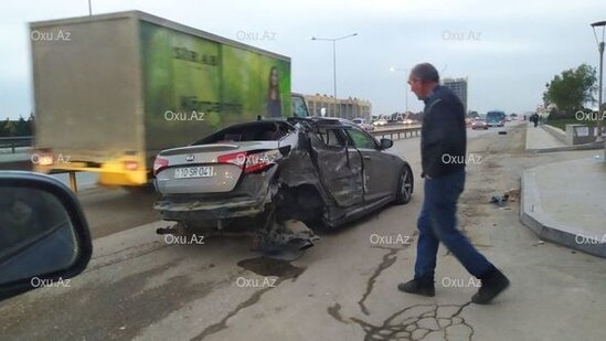 Xırdalanda ağır qəza: Maşının təkərləri yerindən çıxdı - FOTO