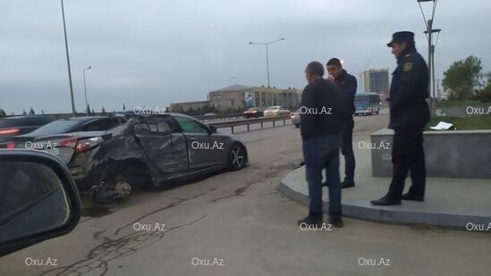 Xırdalanda ağır qəza: Maşının təkərləri yerindən çıxdı - FOTO