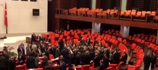 Türkiyə parlamenti qarışdı-Deputatlar belə söyüşdülər (VİDEO)
