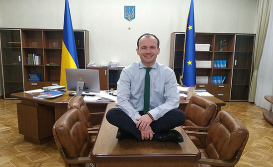 Ukraynalı nazir maaşının azlığından şikayətləndi — "4 uşağım var"