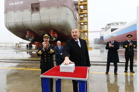 İlham Əliyev Bakı gəmiqayırma zavodunda inşa olunmuş ilk tankerin istismara verilməsi mərasimində - FOTO