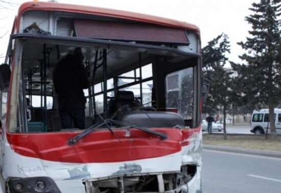 Marşrut avtobusu qəza törətdi: 6 yaralı