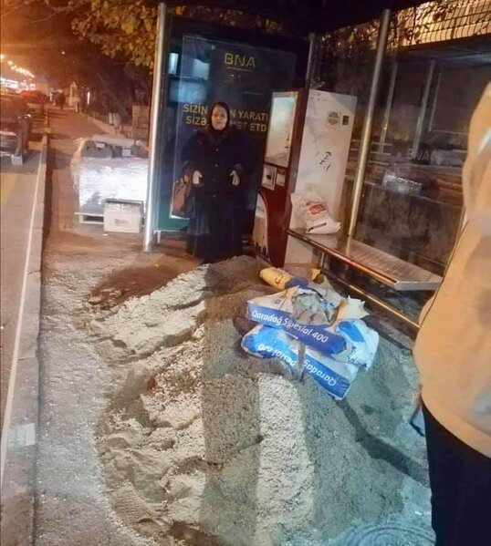 Bakıda avtobus dayanacağını bu hala saldılar-FOTO FAKT