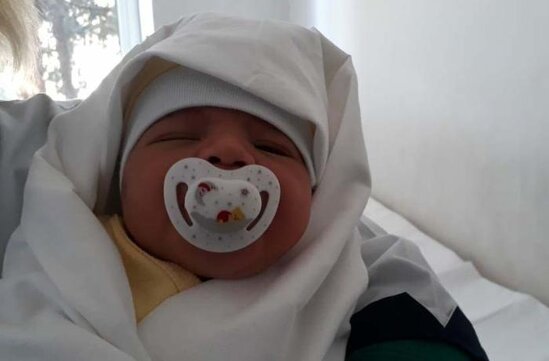 Gəncədə zibilliyə atılan körpənin FOTOLARI