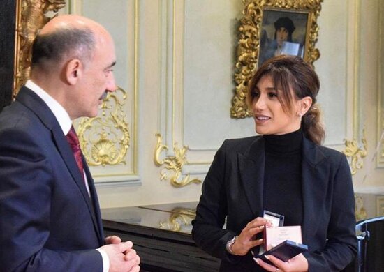 Əbülfəz Qarayev Röyaya xalq artisti adını təqdim etdi - VİDEO