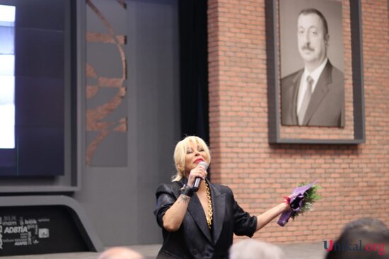 Aygün Kazımova Qarabağ qazisinin qarşısında diz çökdü - nazir alqışladı (FOTOLAR)