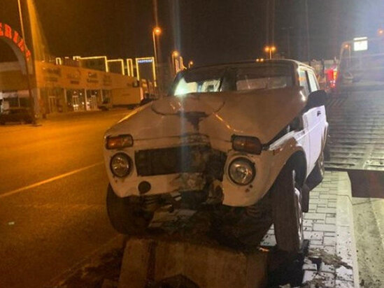 Bakıda sürücü "Niva"nı işıq dirəyinə çırpdı - FOTO