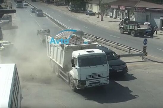 Bakıda "KamAz" dəhşət saçdı: Avtobus və beş avtomobili əzdi - ANBAAN VİDEO