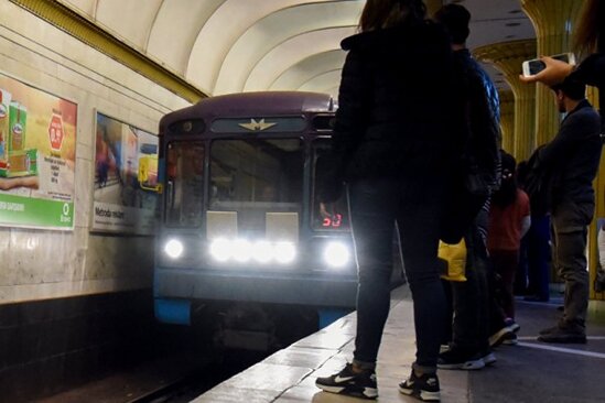 Bakı metrosunda həyəcanlı ANLAR: Qadın qatar relsinə düşdü