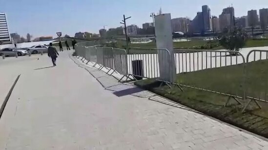 Xüsusi karantin rejimi qərarından sonra Bakıda parkların ətrafı hasarlanır, skamyalar götürülür - VİDEO