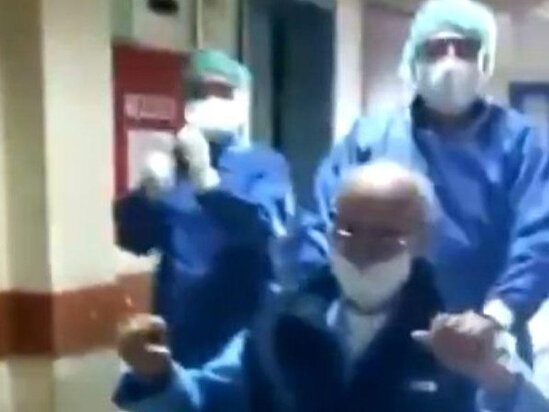 Koronavirusa qalib gələn 95 yaşlı kişi xəstəxanadan oynayaraq çıxdı