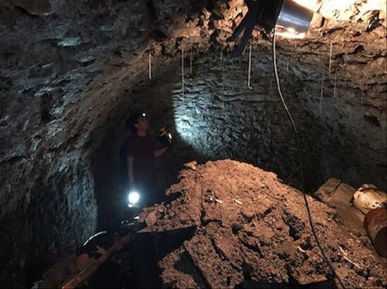 Karantindən bezən kişi evinin altında 120 yaşlı bir TUNEL TAPDI