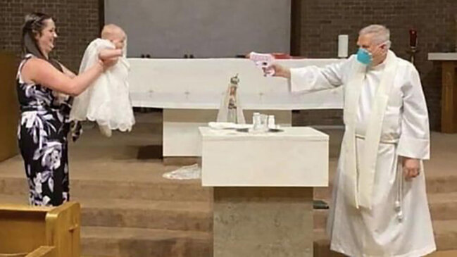 Amerikalı keşişlər uşaqları bu üsulla vəftiz edirlər — Koronavirusa görə - FOTO