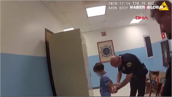 ABŞ-da 8 yaşlı uşaq polislər tərəfindən saxlanıldı - VİDEO