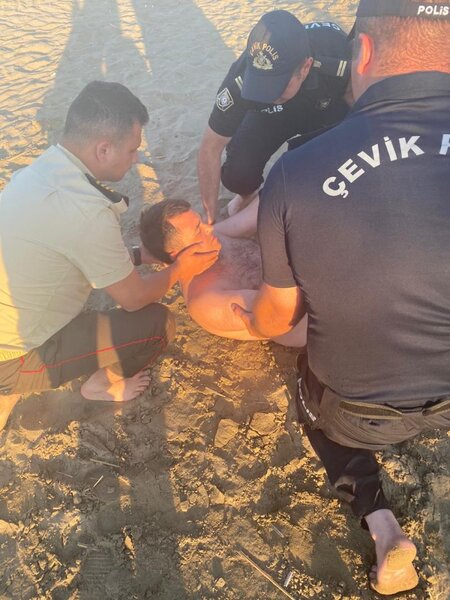 Polislər boğulmaq üzrə olan iki nəfərin həyatını xilas etdi - FOTO